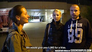 حار مثل النار شقراء الكلبة سكس مترجم عربي جديد مع أحمر شفاه مثير ضربات الديك في صالون للتدليك